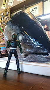 越谷八十吉『マグロ頭との戦い』